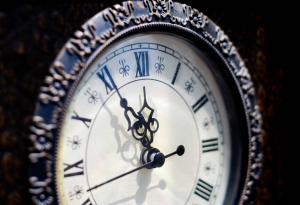 Млада двойка преживява десетилетия съвместен живот в един ден