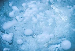 Вижте какво се случва, когато потопим ръка в „горещ лед“