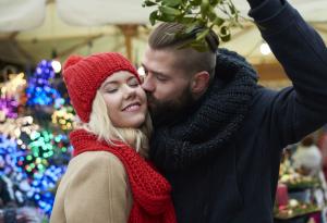 Знаете ли, че... Целувката под имела е старогръцки обичай