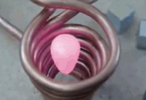 Вижте как тази алуминиева сачма едновременно и левитира, и се разтопява