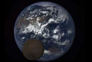 Луната разваля перфектната снимка на Земята