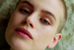 Реклама на H&M руши стереотипа как трябва да се държи една дама