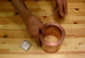 Вижте какво се случва, когато пуснем магнит през медна тръба