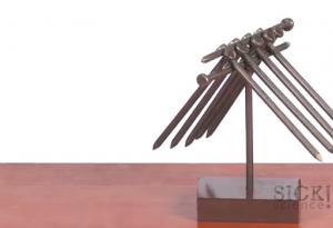 Опитайте да балансирате дузина гвоздеи с този забавен експеримент