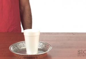 Ето как една пластмасова чашка ще се стопи пред очите ви