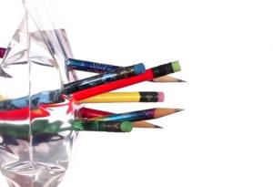 Пробита с остри моливи торбичка, пълна с вода, магически не потича в този експеримент