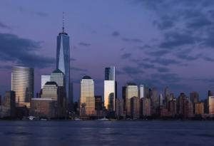 Денят преминава в нощ над Ню Йорк в това красиво таймлапс видео