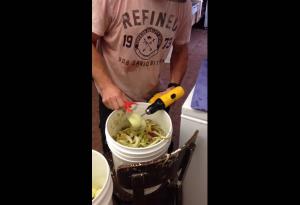 Видео ви показва как да обелите ябълки с бормашина