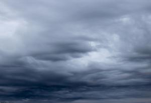 Това невероятно видео ни припомня, че и облаците могат да се държат като течност