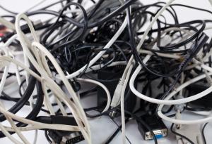 Как да се справим с оплитащите се кабели