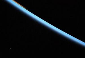 Една поразителна гледка към Венера от Международната космическа станция