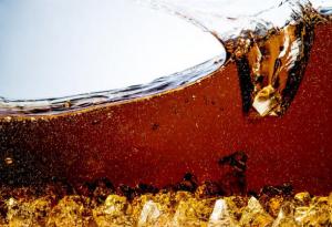 Гореща лава среща кутийка Кока-Кола (видео)