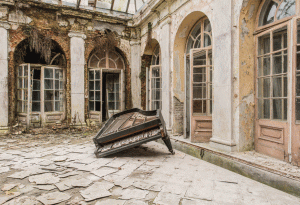 Питай прахта: Ромен Вейон снима изоставените сгради из Европа