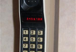 Първият мобилен телефон тежи почти 1 кг и струва 3995 долара