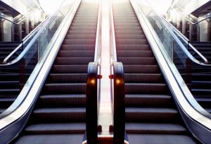 Защо парапетът на ескалатора се движи по-бързо от стъпалата?