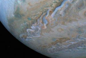 „Джуно“ забеляза „делфин“, плуващ сред облаците на Юпитер