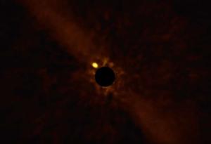 Тези невероятни снимки показват планета в орбитата на далечна звезда