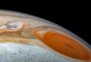 Великолепни нови снимки показват гигантската буря на Юпитер