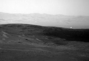 „Кюриосити“ засне странна сияеща светлина на Марс