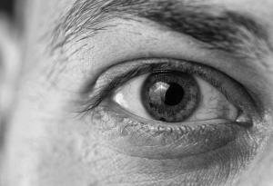 Лекар обяснява защо клепачите ни понякога трептят