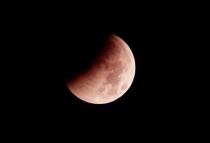 Най-продължителното пълно лунно затъмнение на века в снимки