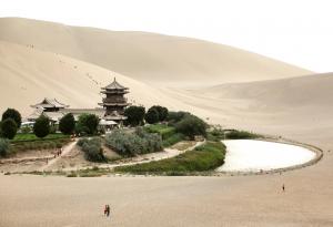 Едно необикновено езеро с формата на полумесец, скрито в пустиня в Китай