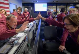 InSight кацна успешно на Марс и изпрати първата си снимка!