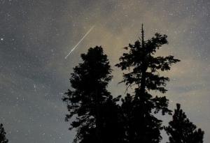 Стотици падащи звезди: тази нощ е пикът на Персеидите