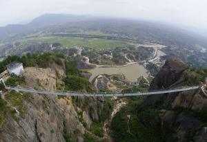 Най-дългият прозрачен мост в света плаши туристи