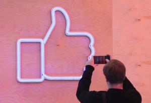 Набедиха бутона Like във Facebook, че е извор на страдание