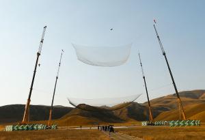 Люк Айкинс скочи от над 7,5 км височина без парашут