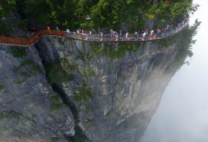 Стъклената пътека в Китай вече е отворена за туристи