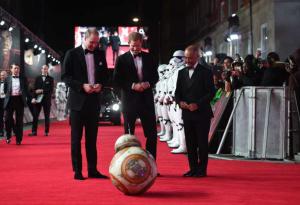 Дори роботите спазват кралски етикет