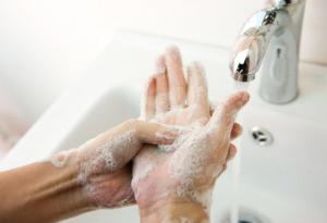 Мием ли ръцете си грешно при готвене?