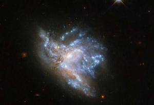 „Хъбъл“ улови зрелищния сблъсък на две галактики