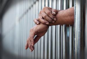 Виц: В затвора или в офиса?