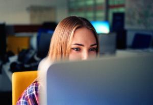 Виц: Жена-програмист попълва анкета