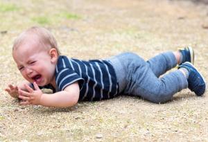 Бебето падна!