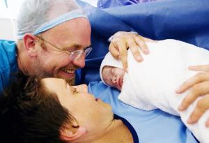 20 очарователни снимки на родители, срещащи се за първи път със своите бебчета