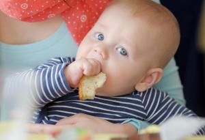 Трябва ли твърдата храна да се въведе по-рано при бебетата