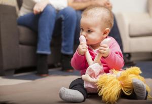 На 9 мeсеца момиченцето посяга към куклите, момчето към камиони
