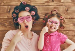 В момента помагам на сина ми да открием шоколада, който изядох снощи