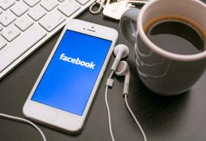 Науката обяснява защо се изкушаваме да проверяваме Facebook постоянно