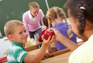 Учителка използва ябълки, за да разкрие ужасната истина за училищния тормоз