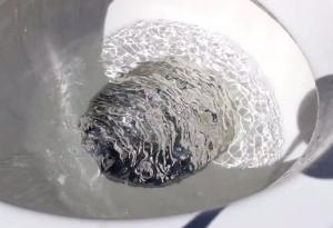 Ето какво се случва, когато излееш живак в тоалетната