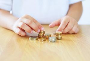 На каква възраст да запознаем децата с парите