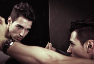 Каква е връзката между нарцисизма и садизма?