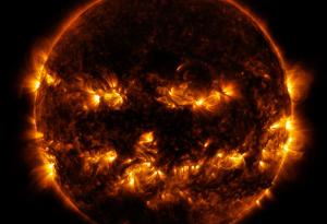 Изглежда и Слънцето празнува Хелоуин