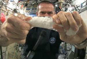 Вижте какво се случва, когато изстискаш мокър парцал в Космоса