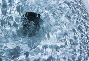 Наистина ли струята на тоалетните тече в различни посоки в различните полукълба на планетата?